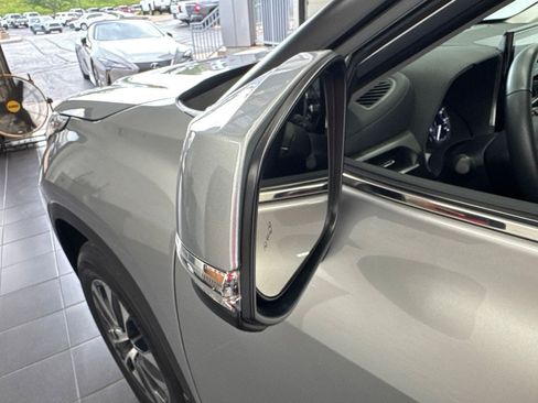 Used 2025 Toyota Highlander XLE AWD/4WD image 15