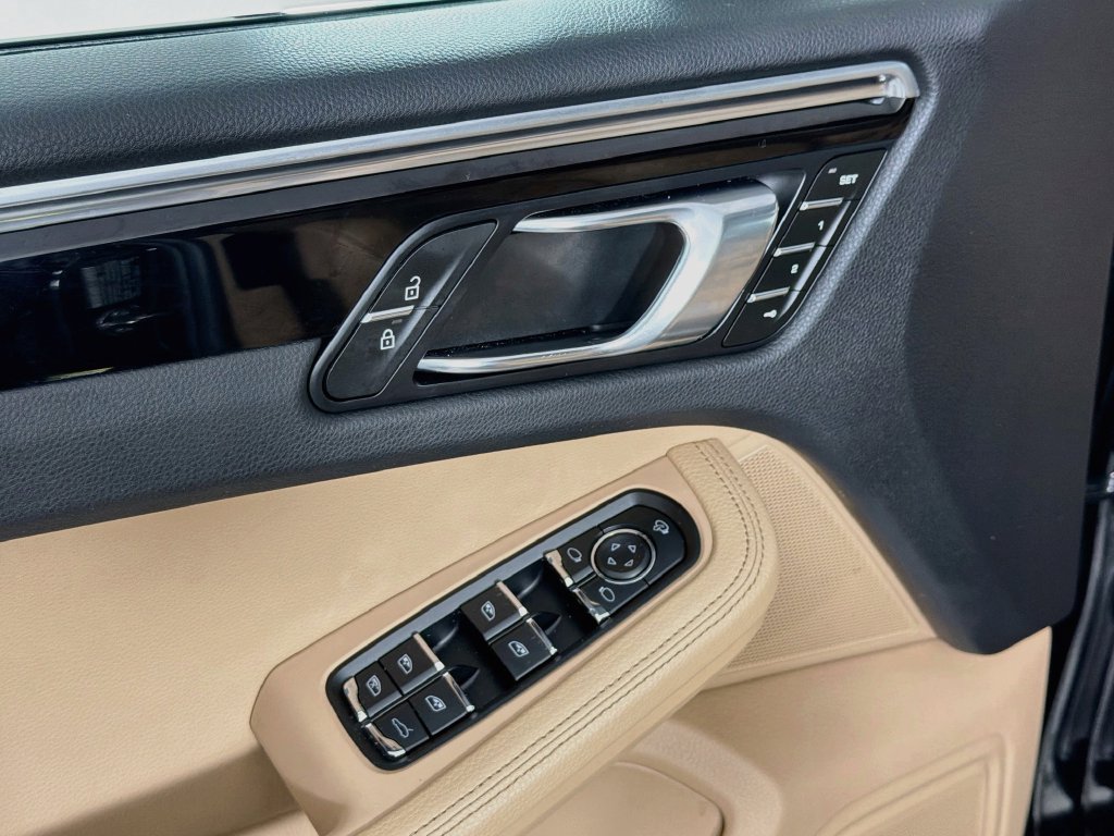 Used 2023 Porsche Macan S AWD/4WD image 18