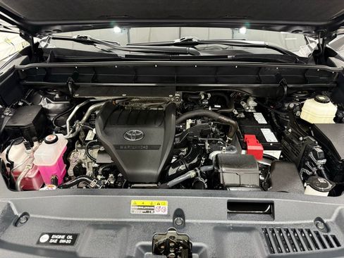 Used 2024 Toyota Highlander LE image 8