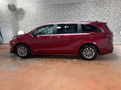 Used 2021 Toyota Sienna LE AWD/4WD image 4