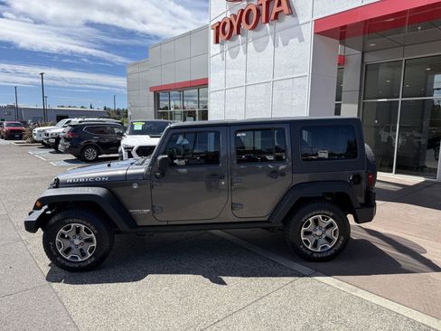 Used 2018 Jeep Wrangler Unlimited Rubicon w/ Connectivity Group AWD/4WD image 3