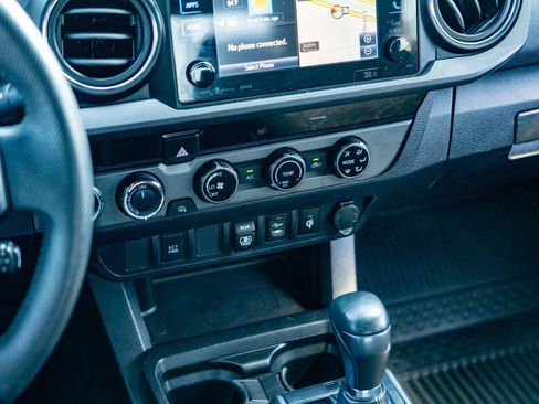 Used 2018 Toyota Tacoma TRD Off-Road AWD/4WD image 18