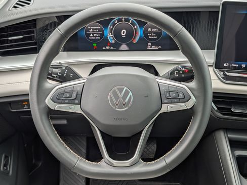 Used 2025 Volkswagen Tiguan SE w/ Panoramic Sunroof Package AWD/4WD image 25