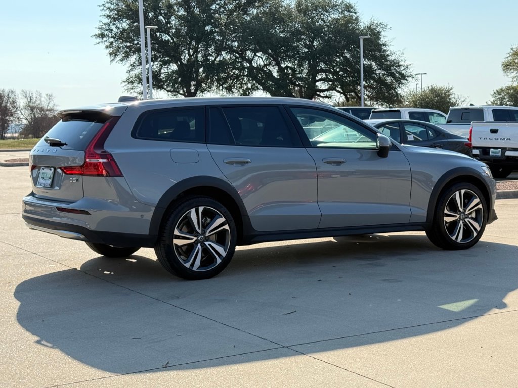 Used 2025 Volvo V60 B5 Cross Country Plus AWD/4WD image 4