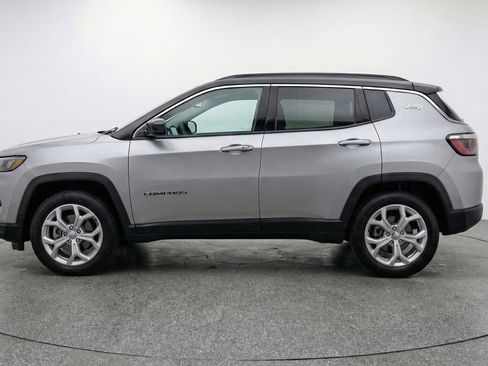 Used 2025 Jeep Compass Latitude AWD/4WD image 5