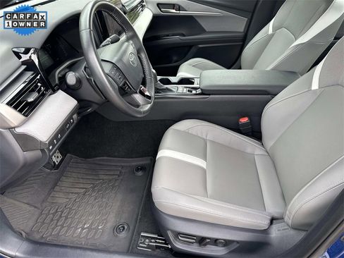 Used 2025 Toyota Camry SE image 12
