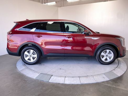 Used 2025 Kia Sorento LX FWD image 6