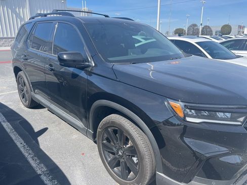 Used 2025 Honda Pilot Black Edition image 8