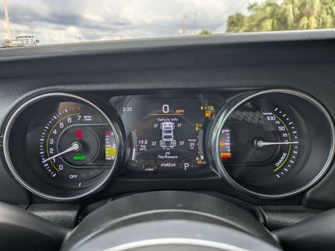 Used 2023 Jeep Wrangler Unlimited Sahara AWD/4WD image 23