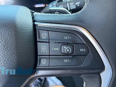 Used 2025 Jeep Grand Cherokee Limited AWD/4WD image 29