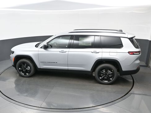 New 2025 Jeep Grand Cherokee L Limited w/ Black Appearance Package AWD/4WD image 20