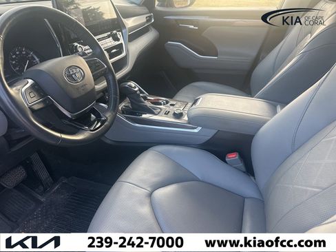 Used 2020 Toyota Highlander Platinum image 3