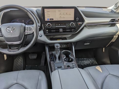 Used 2023 Toyota Highlander Limited FWD image 19