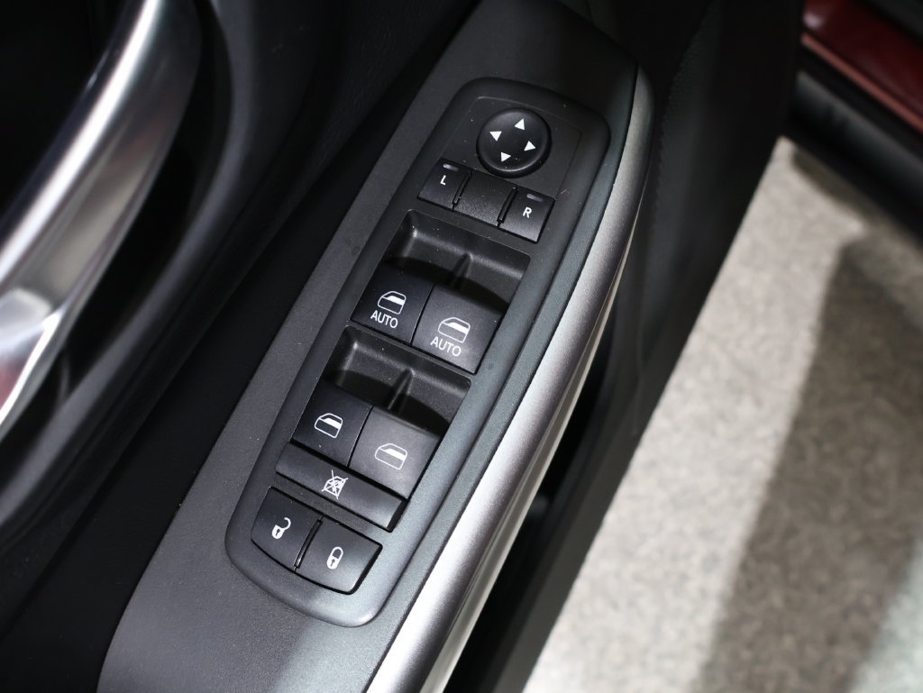 Used 2019 Jeep Cherokee Latitude Plus w/ Cold Weather Group AWD/4WD image 13