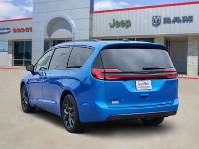 New 2026 Chrysler Pacifica Select w/ S Appearance Package