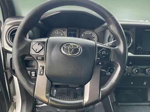 Used 2017 Toyota Tacoma TRD Sport image 24