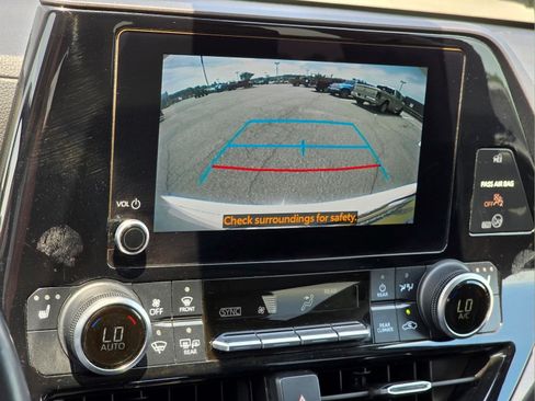 Used 2024 Toyota Highlander XLE FWD image 5