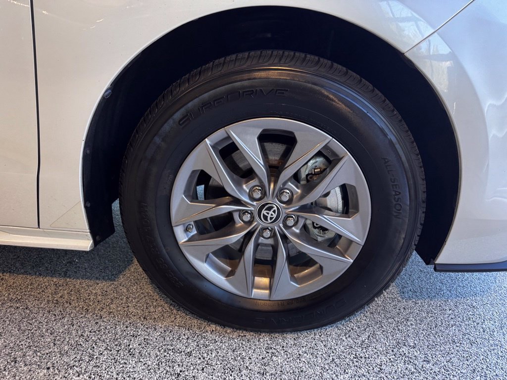 Certified 2024 Toyota Sienna XLE FWD image 12