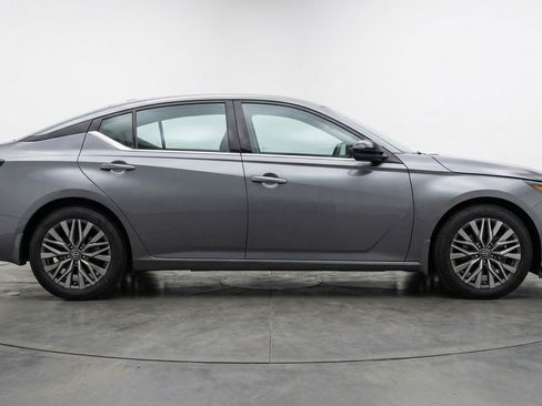 Used 2025 Nissan Altima 2.5 SV image 11