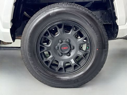 Used 2024 Toyota Tacoma Limited w/ Limited Package (LT) AWD/4WD image 9