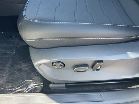 New 2026 Volkswagen Taos SE FWD image 14