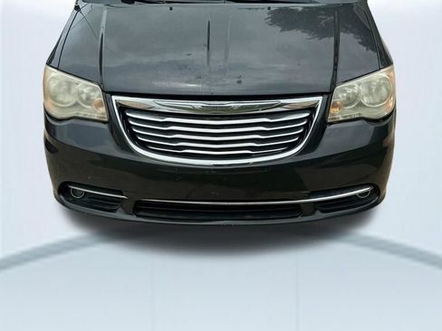 Used 2012 Chrysler Town & Country Touring FWD image 2