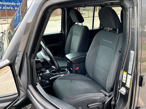 Used 2018 Jeep Wrangler Unlimited Sahara AWD/4WD image 23