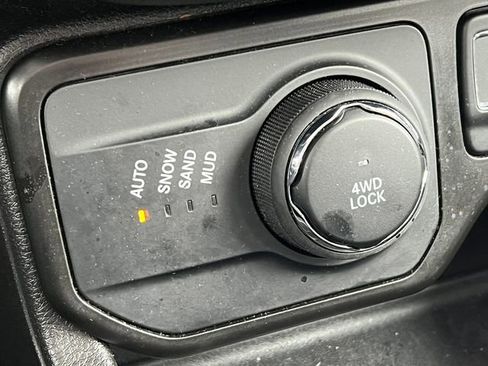 Used 2023 Jeep Renegade Latitude image 23