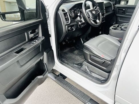 Used 2023 RAM 2500 Tradesman w/ Chrome Appearance Group image 8