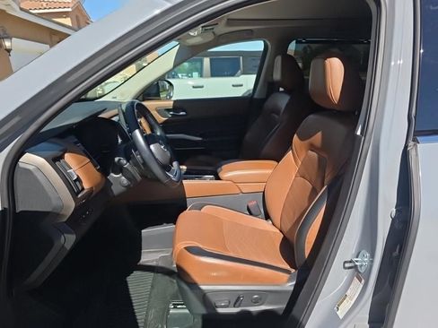 Used 2023 Nissan Pathfinder Platinum FWD image 4