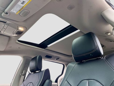 Used 2024 Chrysler Pacifica Limited image 22