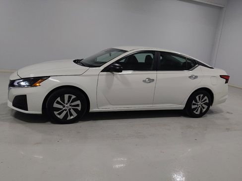 Used 2024 Nissan Altima 2.5 S image 2
