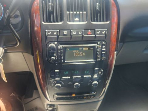 Used 2004 Chrysler Town & Country Limited FWD image 19
