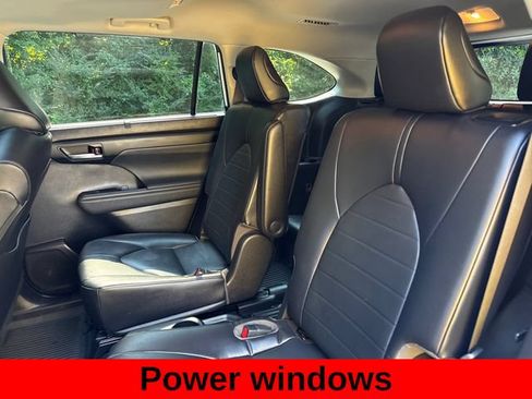 Used 2022 Toyota Highlander XLE AWD/4WD image 22