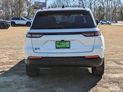 New 2025 Jeep Grand Cherokee Altitude image 9