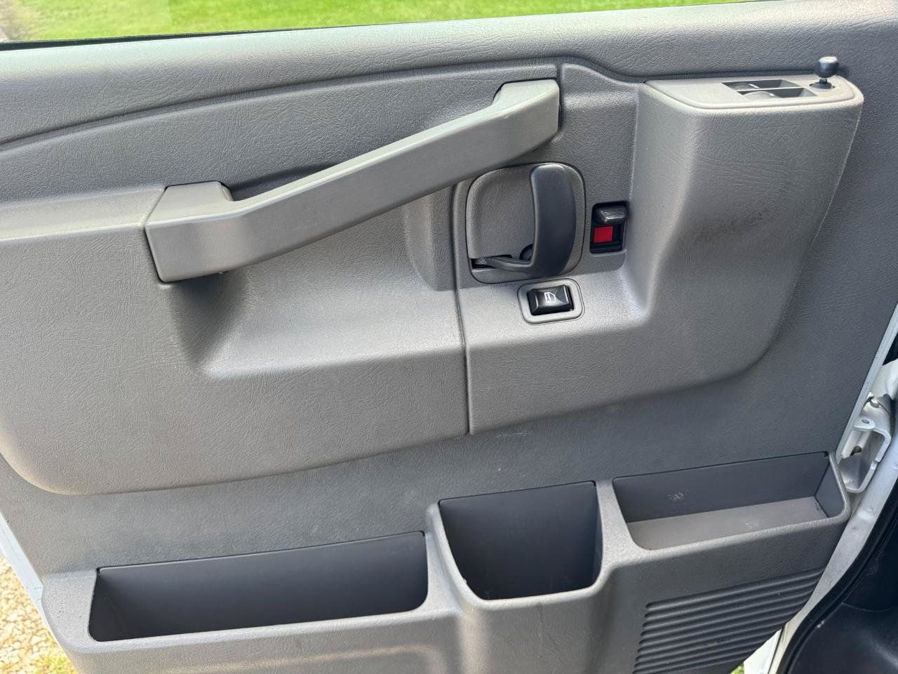 Used 2017 Chevrolet Express 2500 RWD image 24