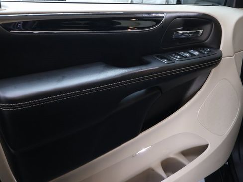 Used 2019 Dodge Grand Caravan SXT image 16