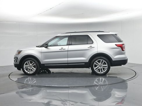 Used 2017 Ford Explorer XLT w/ Equipment Group 202A FWD image 28
