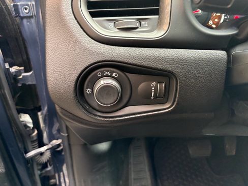 Used 2023 Jeep Renegade Latitude AWD/4WD image 34