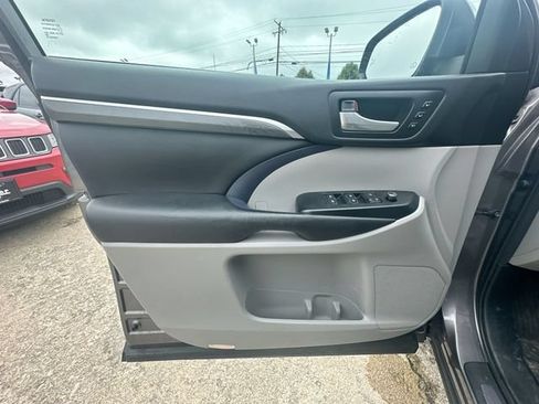 Used 2018 Toyota Highlander Limited Platinum AWD/4WD image 25