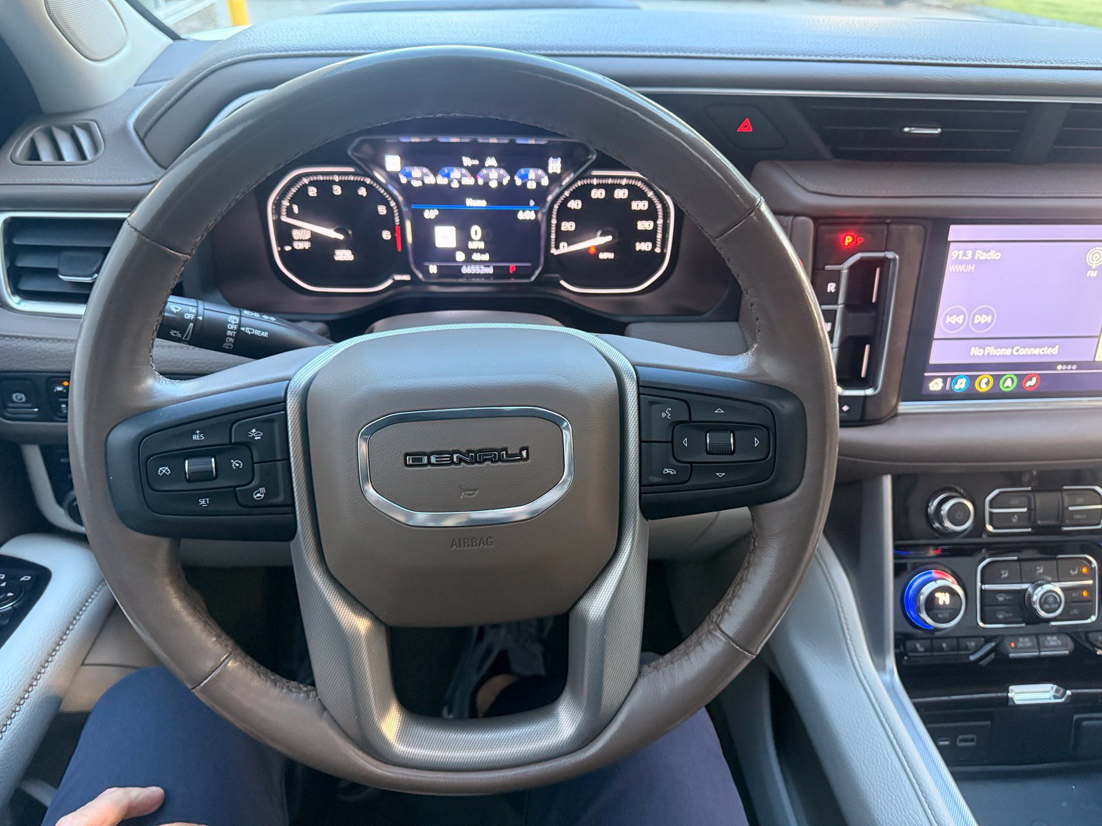 Used 2021 GMC Yukon Denali w/ Denali Premium Package AWD/4WD image 13