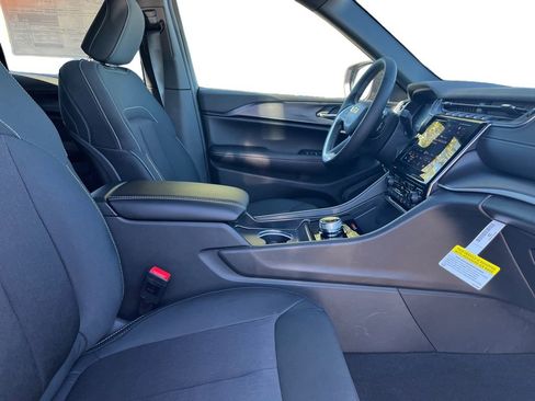 New 2025 Jeep Grand Cherokee Laredo image 24