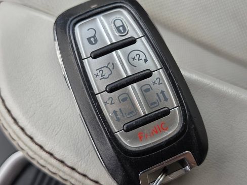 Used 2017 Chrysler Pacifica Limited FWD image 44