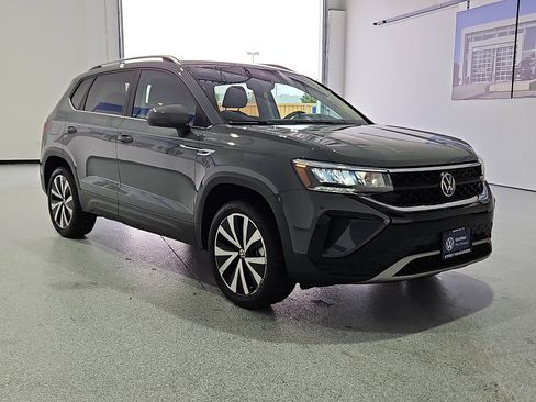 Certified 2023 Volkswagen Taos SE FWD image 4