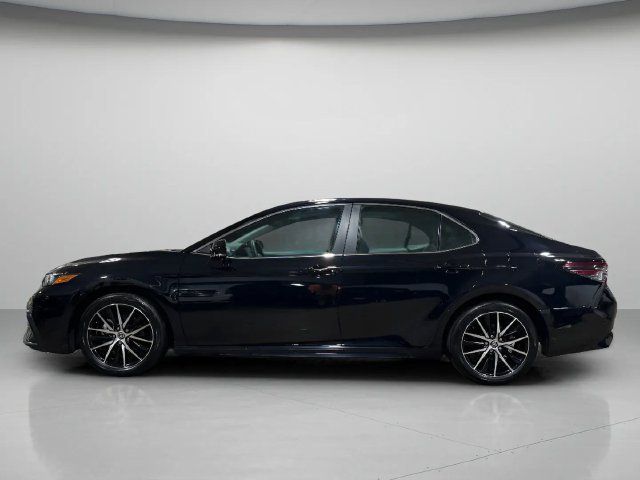 Used 2022 Toyota Camry SE w/ Cold Weather Package FWD image 6