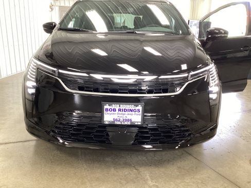 New 2027 Chrysler Pacifica Select AWD/4WD image 9