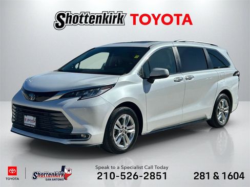 Used 2022 Toyota Sienna Limited image 1