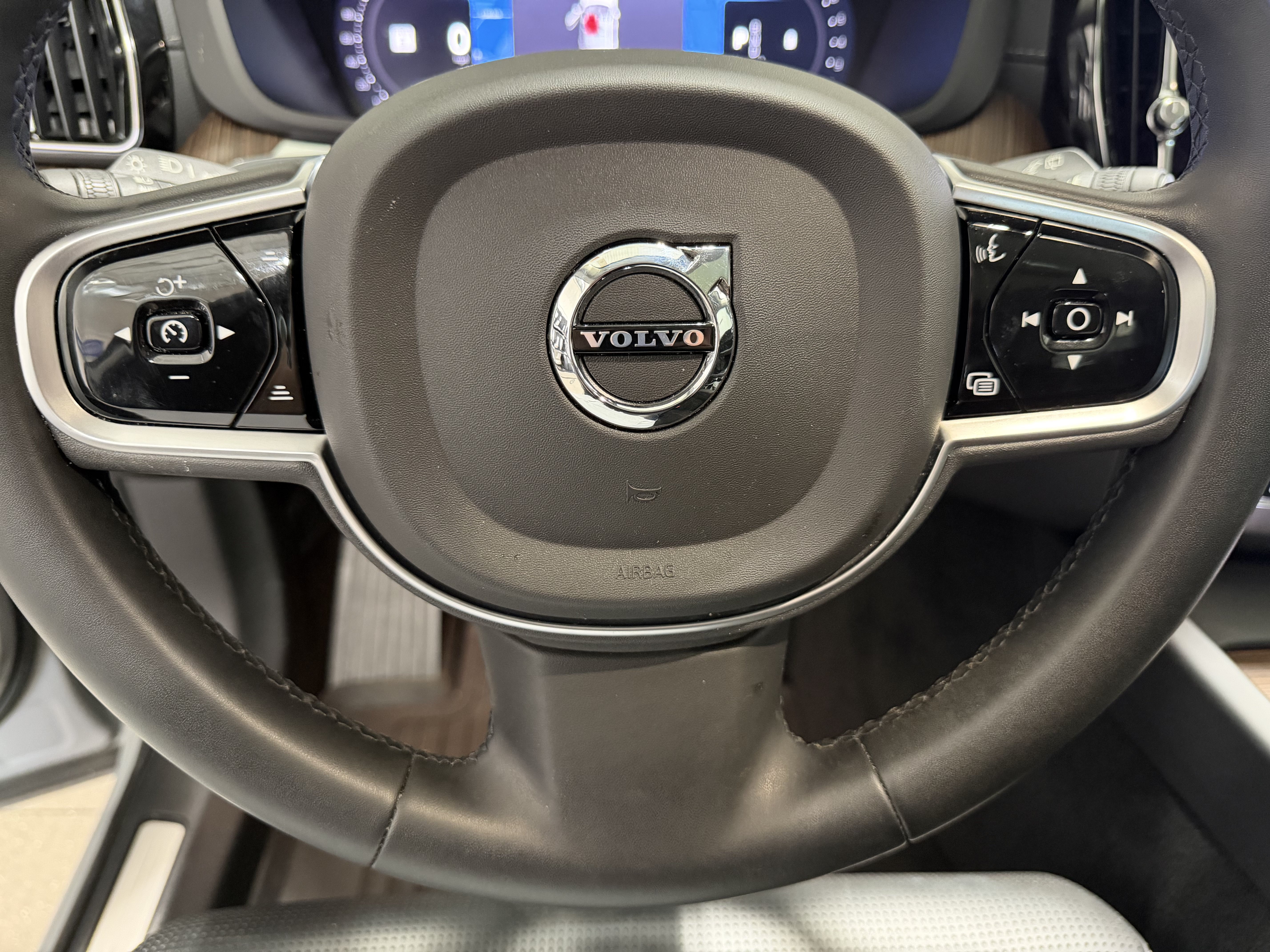 Used 2023 Volvo XC60 B5 Ultimate w/ Climate Package FWD image 11