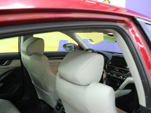 Used 2018 Honda Accord Touring image 10
