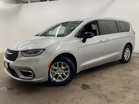 Used 2024 Chrysler Pacifica Touring-L FWD image 1